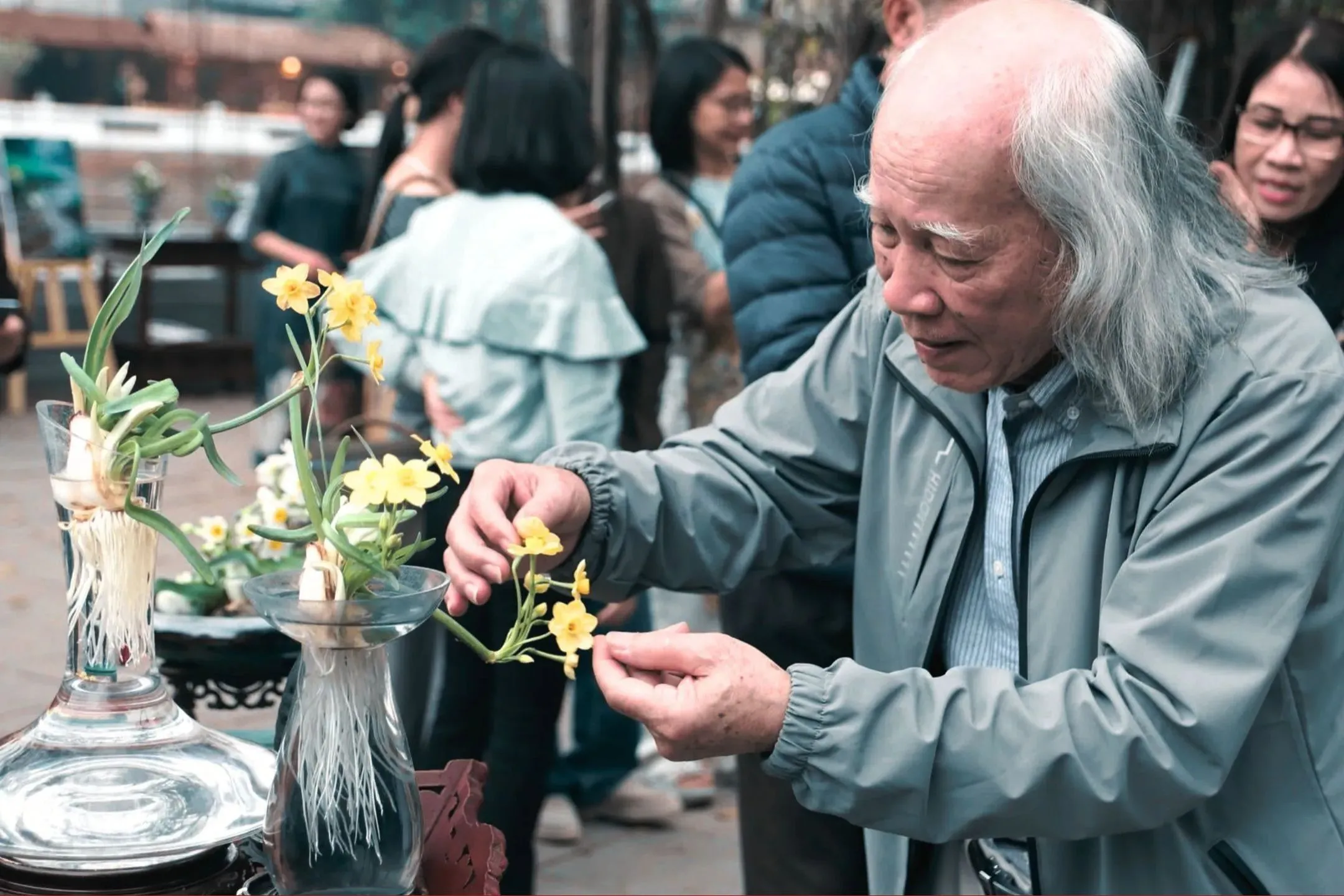 Thuỷ tiên và Cuộc gặp ở Khách sạn